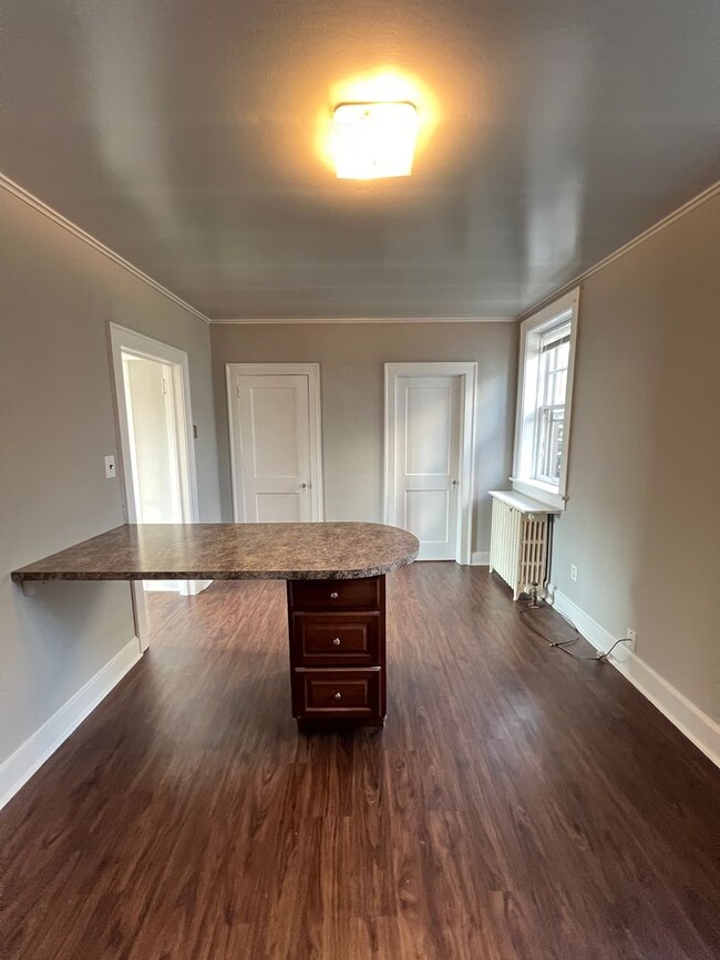Building Photo - AVAILABLE AUGUST - Remodeled Studio Apartm...