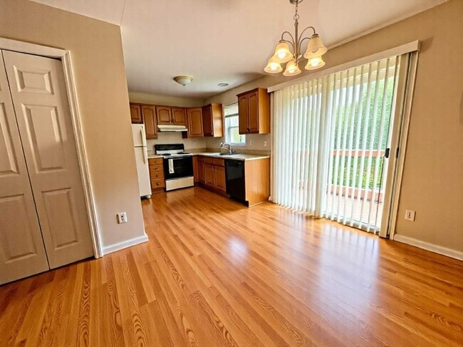 Building Photo - 3 Bedroom 1.5 Bathroom Available in Elizab...