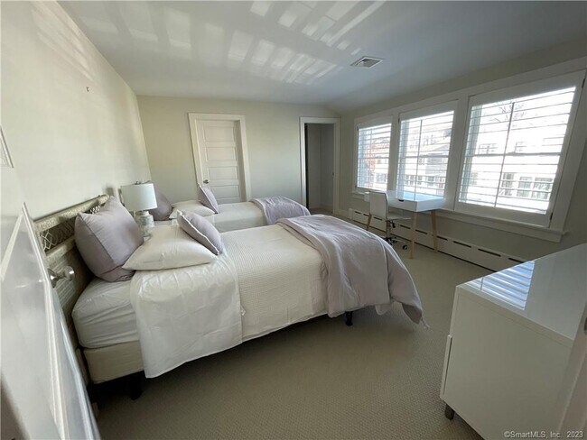 Building Photo - 23 Soundview Dr