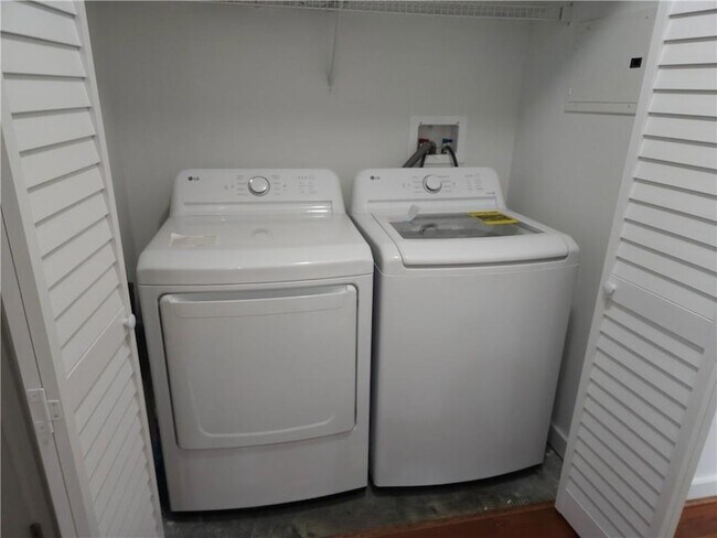 Building Photo - 250 Pharr Rd NE