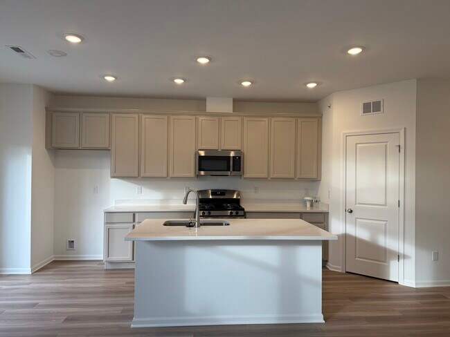 Building Photo - 302 Kingsport Dr