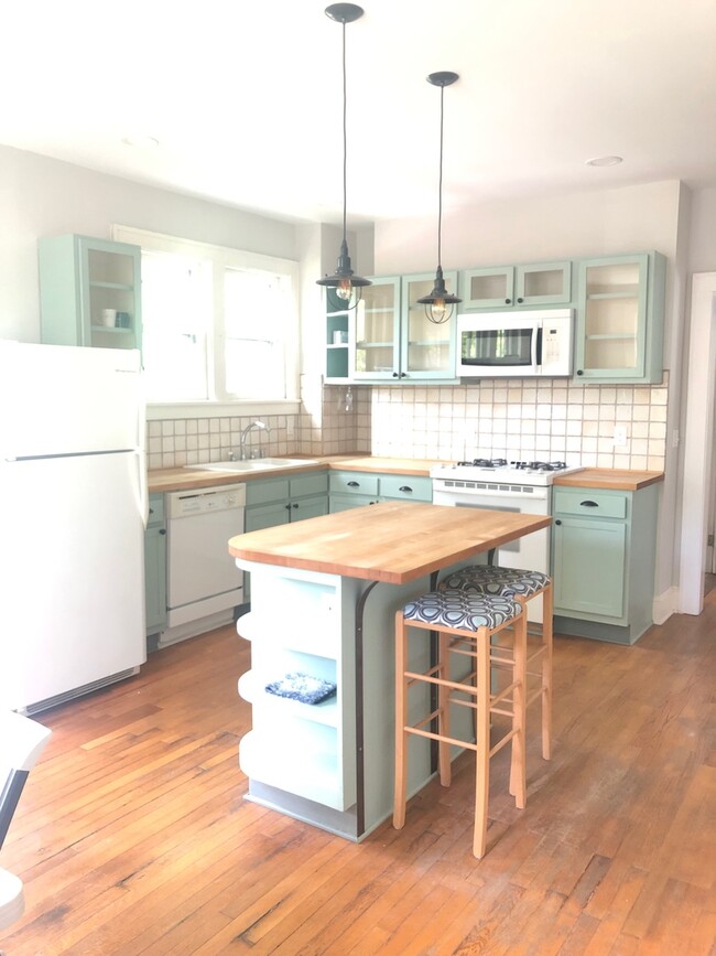 Building Photo - Convenient North location - 3 bedroom, 2 b...