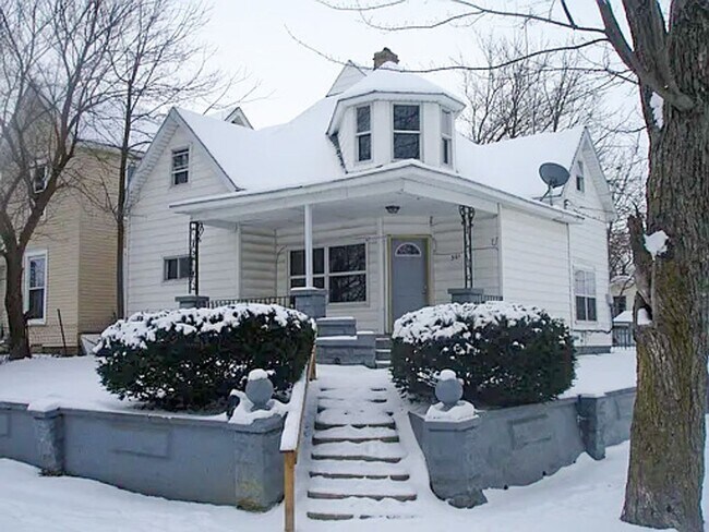 Building Photo - Spacious Newly Renovated 4 Bed 2 Full Bath Home Located Near Downtown!