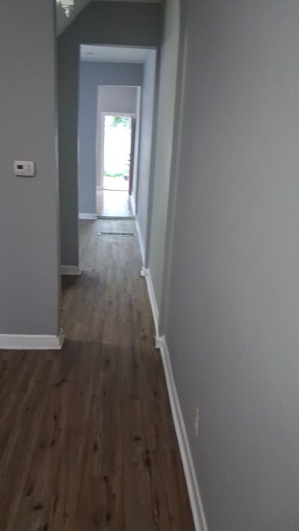 Building Photo - Three Bedroom One Bathroom Ready For ASAP Move In