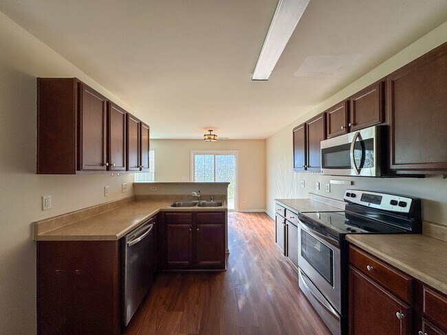 Building Photo - Lovely 5 Bed 3 Bath Home with Community Amenities