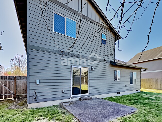 Building Photo - 521 SE Jack Ave