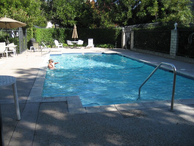 Building Photo - 4874 Thille St