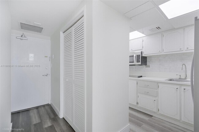 Building Photo - 1000 West Ave