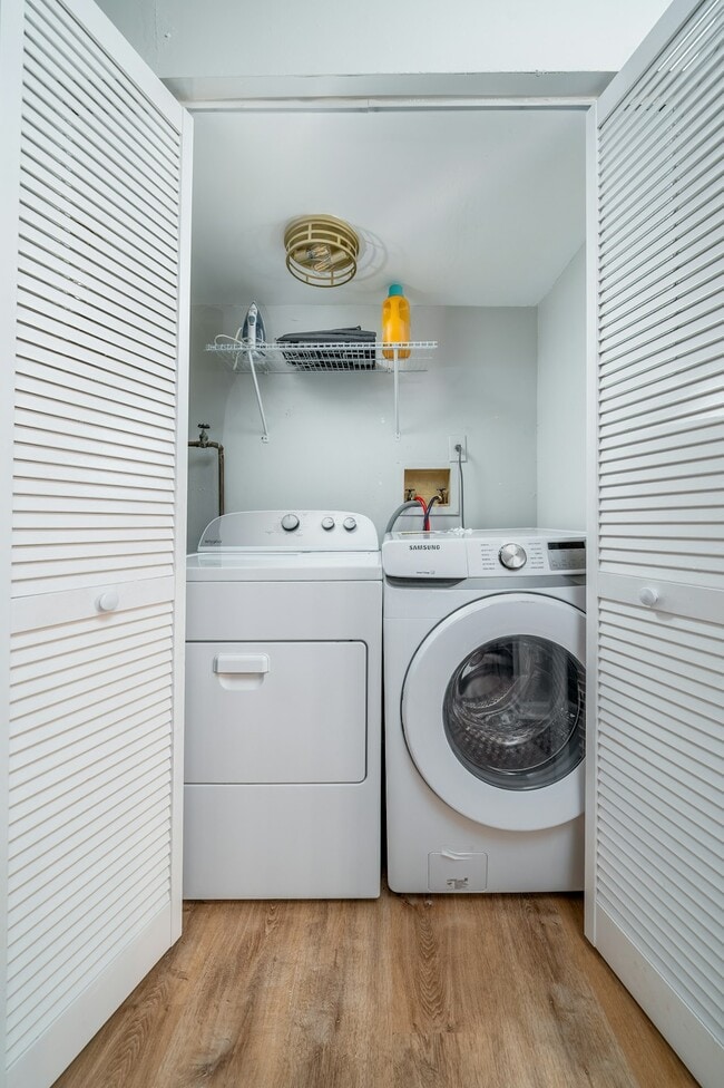 Building Photo - 246 Toweridge Dr SW