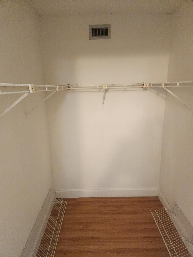 Building Photo - 114 Lake Emerald Dr