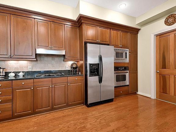 Building Photo - "Spacious 2-Bedroom Condo with Elegant Har...