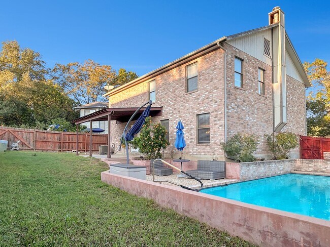 Building Photo - Freshly Updated 4-Bedroom Home with Pool, Fireplace & New Flooring in Universal City