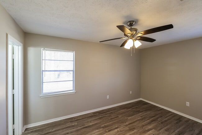 Building Photo - 57 Willowbrook Ln