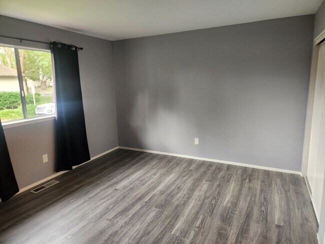 Building Photo - Charming 2-bedroom, 2- bathroom home in park like setting close to downtown Santa Rosa