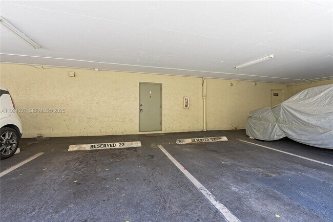 Building Photo - 1655 NE 115th St