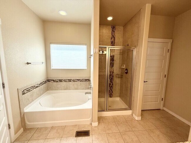 Building Photo - Beautifully Maintained 5 Bed, 3 Bath Home in Loveland!