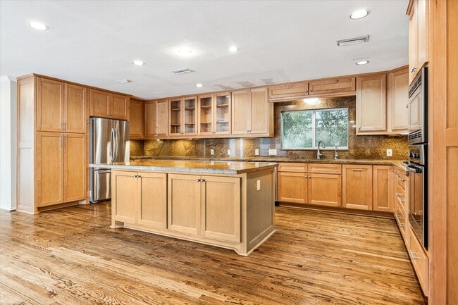 Building Photo - 5505 Holly Springs Dr
