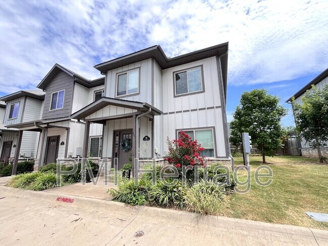 Building Photo - 418 NW Retreat Ln