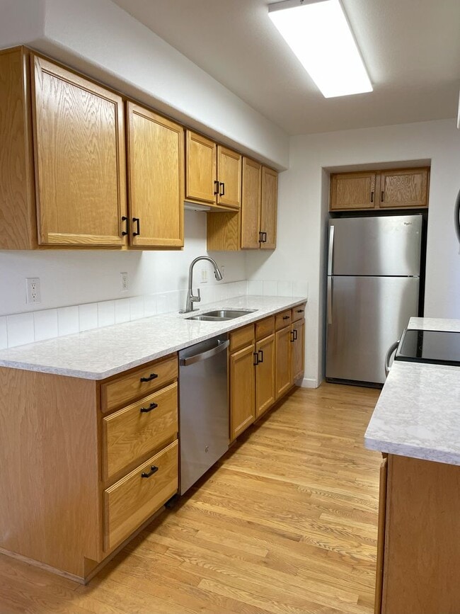 Building Photo - Beautiful 2 BED/3 BATH Louisville Townhome...