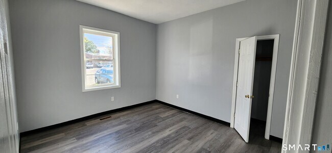 Building Photo - 24 Meadow St