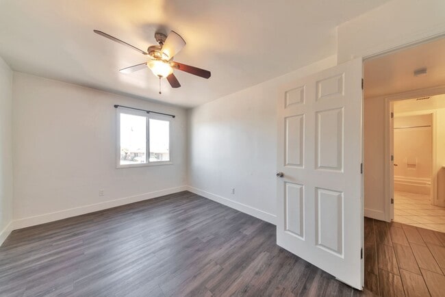 Building Photo - 1735 E La Jolla Dr