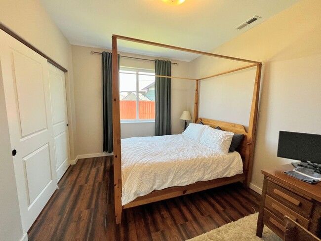 Building Photo - Modern 3 Bedroom Home