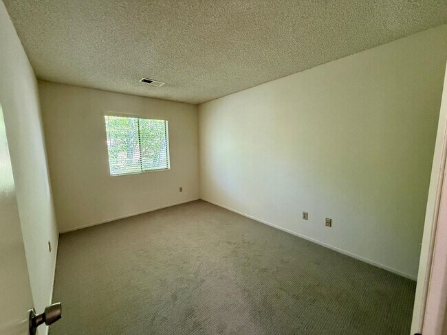 Building Photo - SPACIOUS 3 BED  2.5 BATH END UNIT TOWNHOME IN SAN MARIN VALLEY