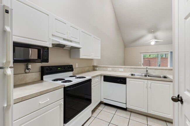 Building Photo - 2/2 Greens Condo at West End - Available July 10, 2026