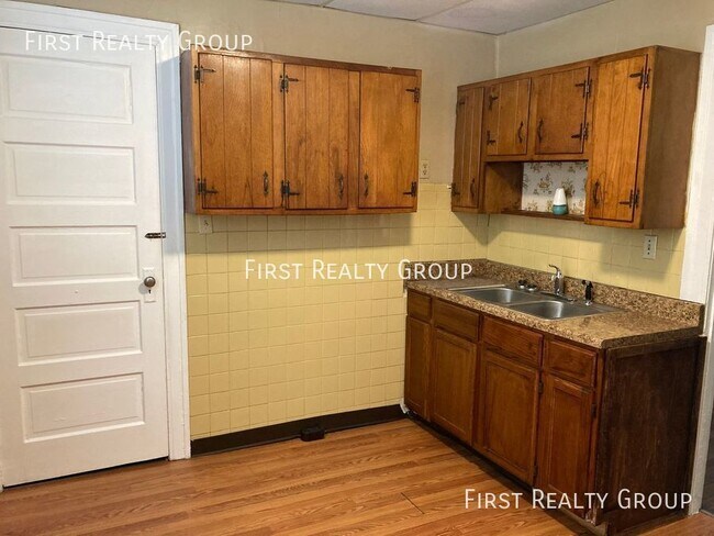 Building Photo - 217 Reisinger Ave