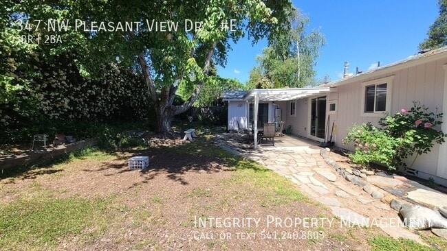 Building Photo - 347 NW Pleasant View Dr