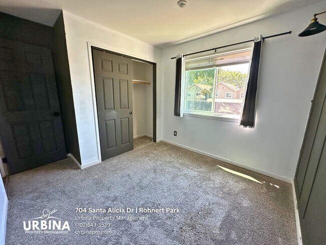 Building Photo - 704 Santa Alicia Dr