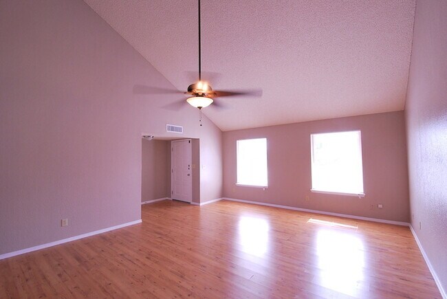 Building Photo - Single Family Home