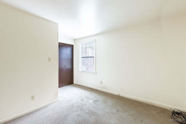 Building Photo - 140 Ayrault Dr