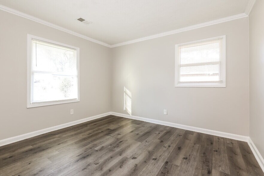 Building Photo - 494 Clara Dr