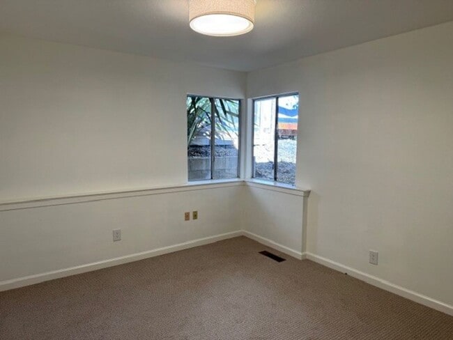 Building Photo - Beautiful home in Laurel Wood