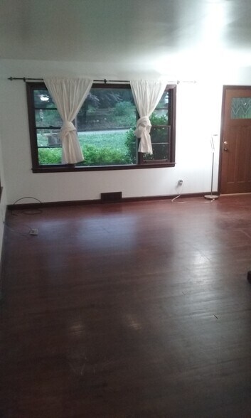 Living room - 174 Ridgeland Ave