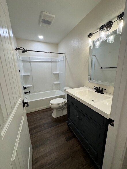 Hall bath - 2103 Eastwind St