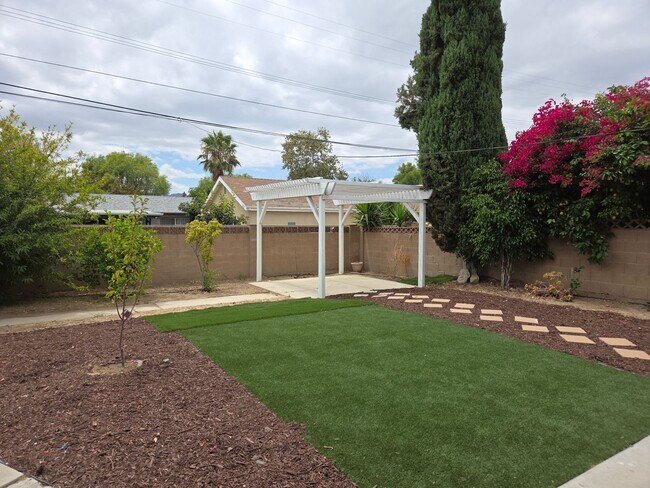Building Photo - PRIVATE 3 bed/3 bath HOME + Office. NO OTHER UNITS ON PROPERTY.