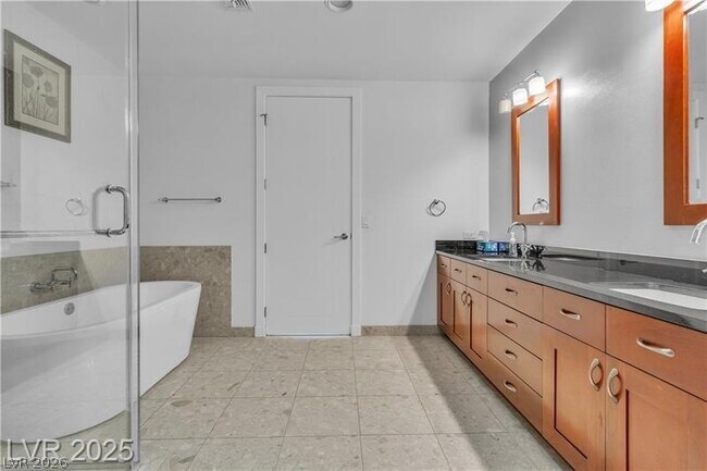 Building Photo - 4525 Dean Martin Dr