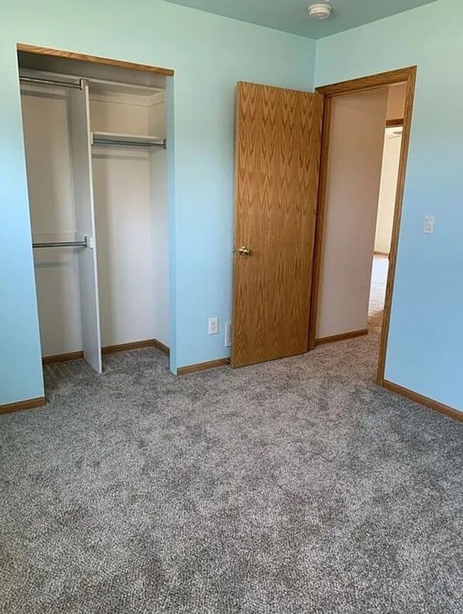 Building Photo - Spacious Single-Family Home in Established Wellington Neighborhood