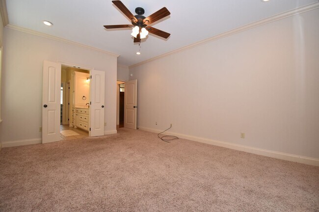 Building Photo - Spacious 3 Bedroom, 2 Bath Home