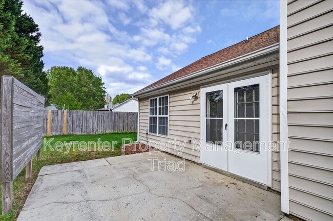 Building Photo - 10 Manor Ridge Ct