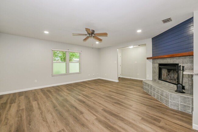 Building Photo - Between Beach & Bay – Gorgeous 3-Bed Coast...