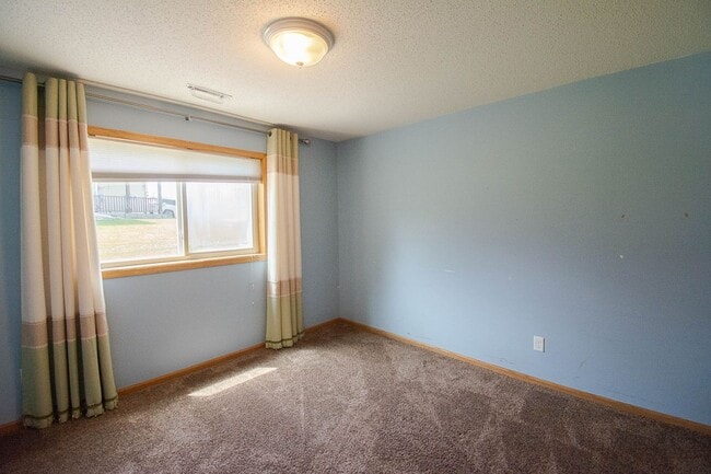 Building Photo - Fantastic NW Rochester home with great updates!