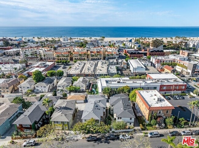 Building Photo - 219 3rd Ave