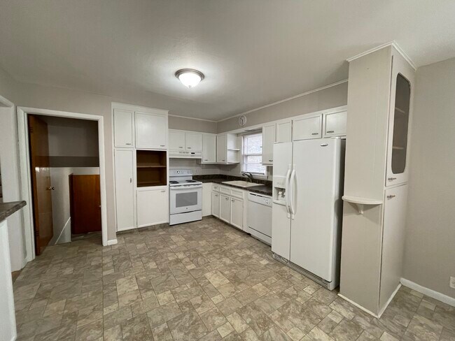Building Photo - 38 Kellwood Dr