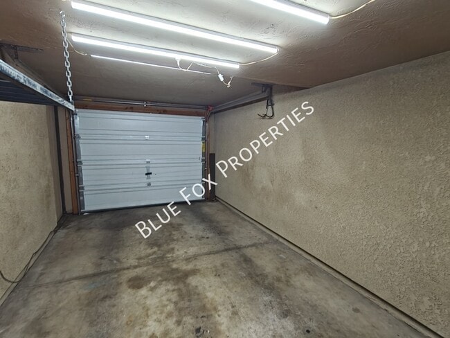 Building Photo - 880 E Peppergrass Ln