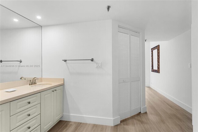 Building Photo - 520 Brickell Key Dr