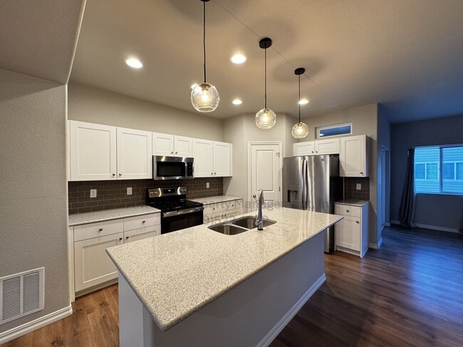 Building Photo - Gorgeous 3 Bedroom Townhouse Located in No...