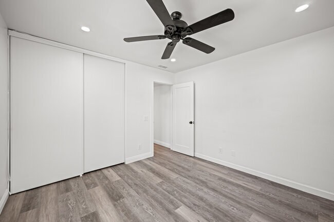 Building Photo - 257 Holiday Way